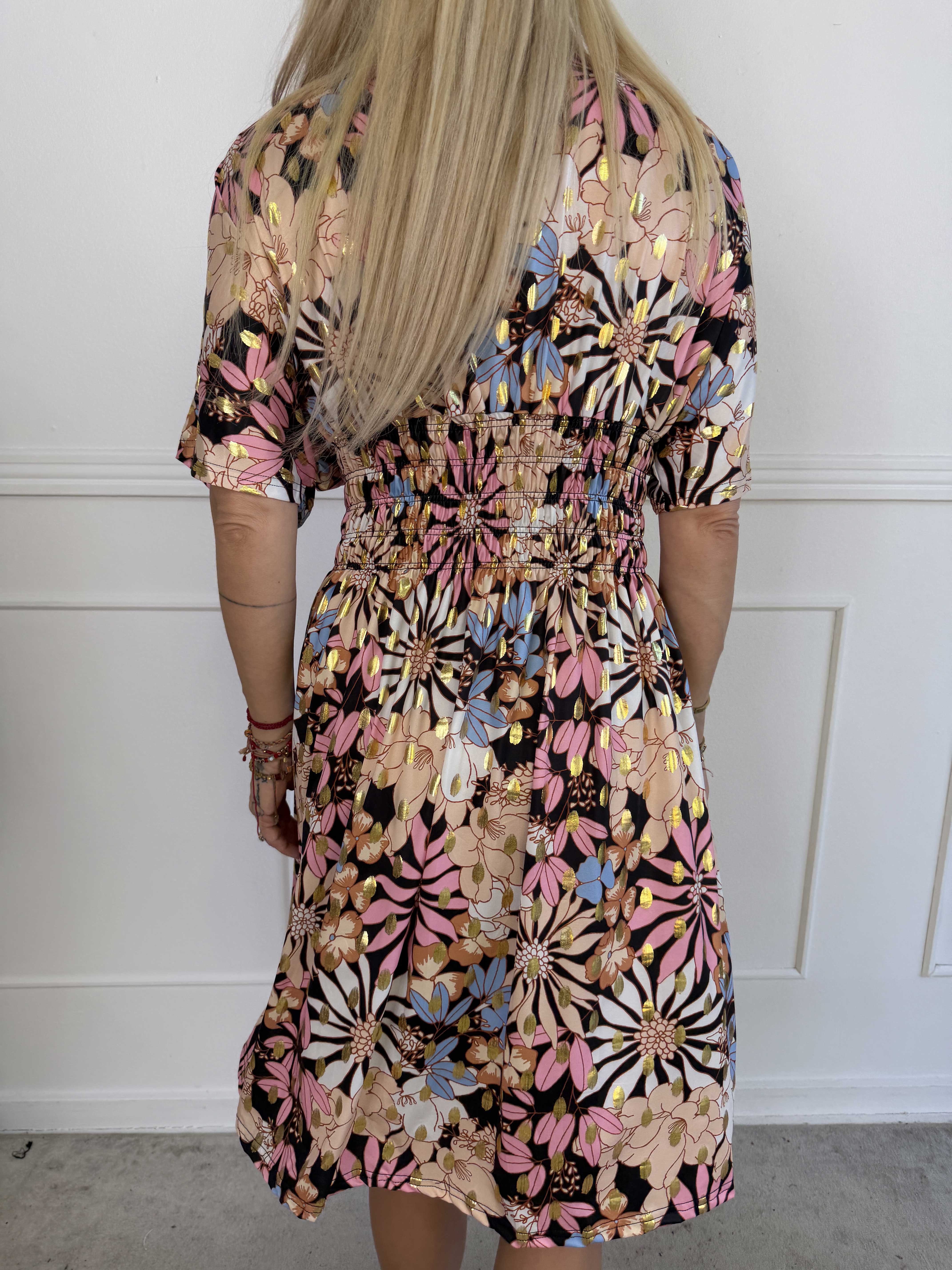 Pams Bloomfall Short - Elastisk kjole med blomstermotiver og guld dutter